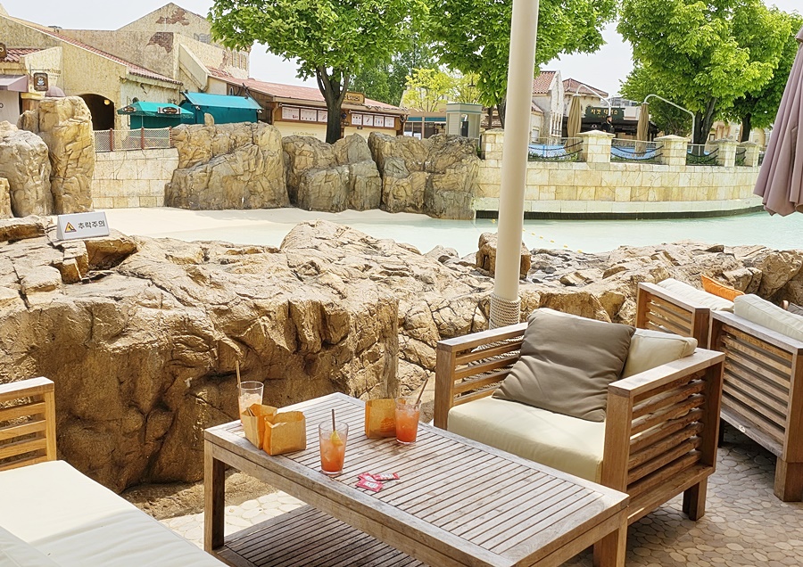 옆으로 파도풀이 보이는 좌석