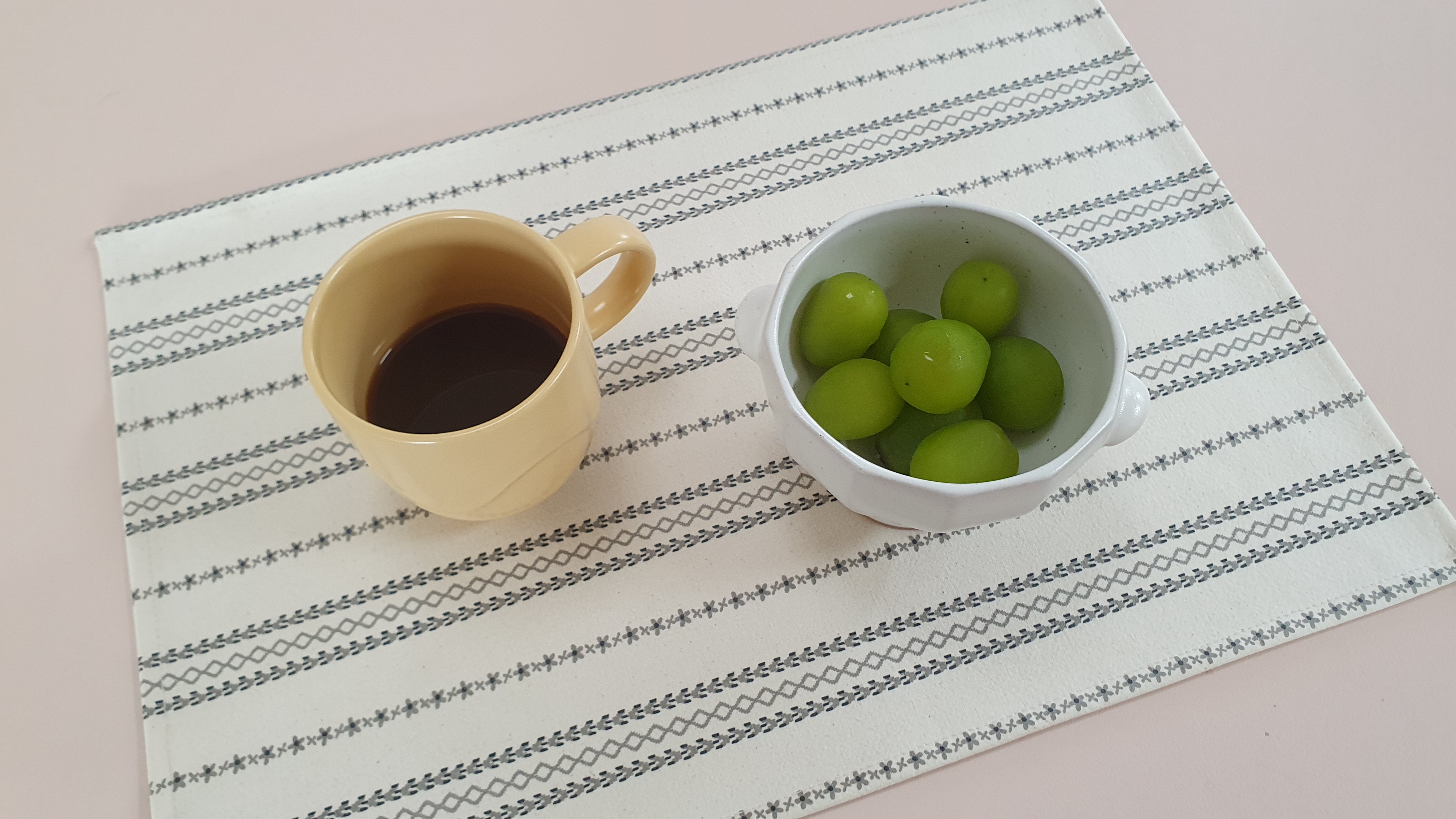 한약이-담긴-머그-그리고-청포도가-담긴-스프볼