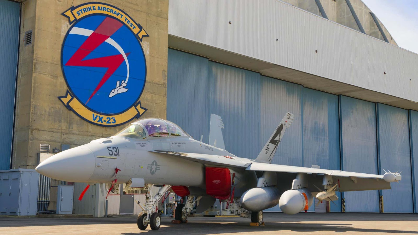 NGJ 포드를 장착한 EA-18G Growler