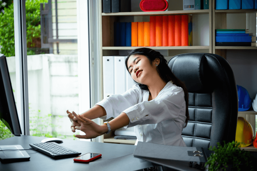 3분 루틴으로 뇌의 피로를 풀고 다시 집중을 시작하는 스트레칭 장면