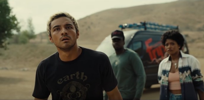 뭔가를 바라보는 사람들의 모습