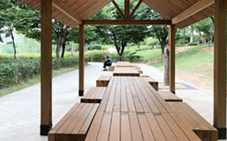 서서울호수공원에 있는 백인의 식탁