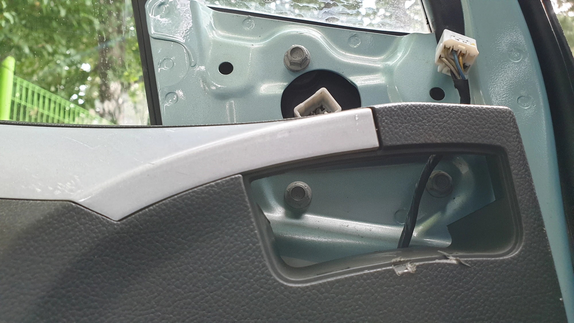 사이드미러 고정 볼트 위치