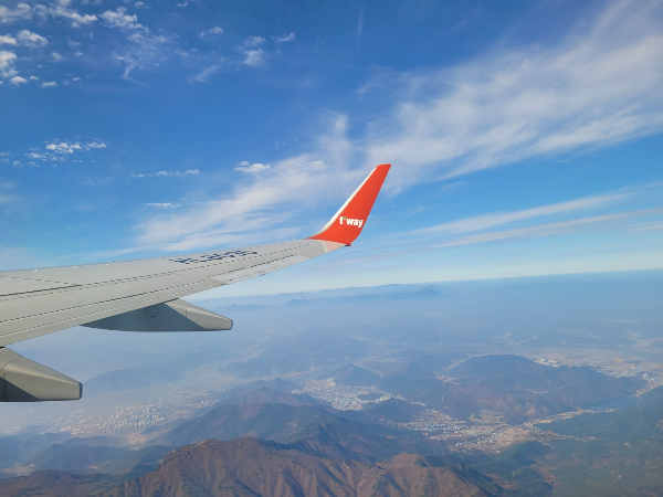 제주가는 티웨이항공기 날개와 하늘모습