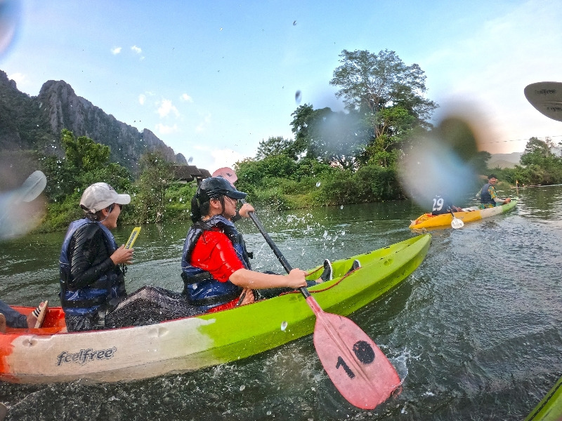 쏭강 카약킹 하는 모습