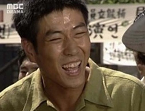 전설의 캐릭터 '맨발'을 연기하는 윤태영 배우