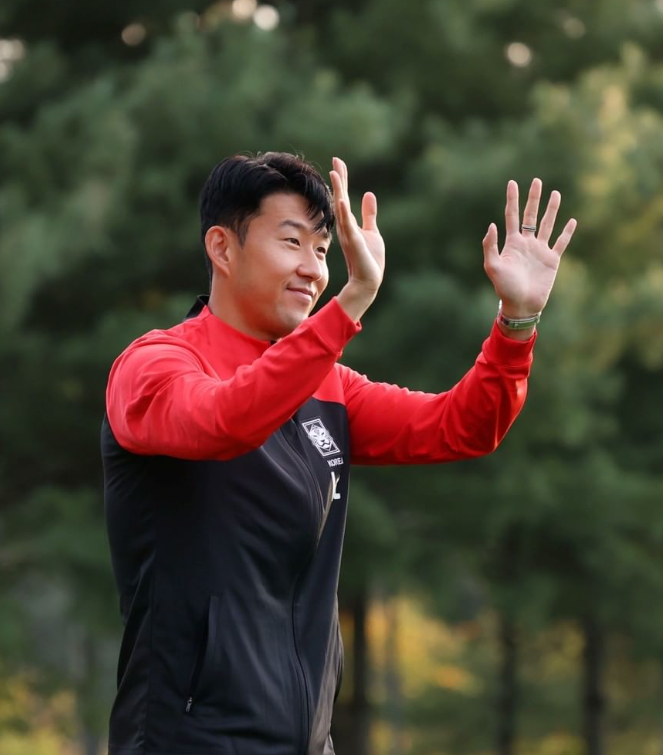 손흥민 팬들에게 인사하는 중