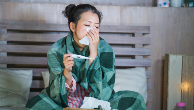 감기에 걸린 여성