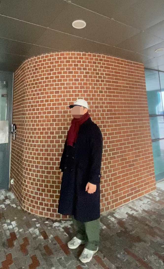 데일리룩('25. 12. 13.)조이스베케이션 투톤 볼캡, 리끌로우 울터치 머플러 목도리, 그레이휴 더블브레스티드 네이비 롱코트, 무신사스탠다드 퍼티그팬츠, 뉴발란스 993 그레이