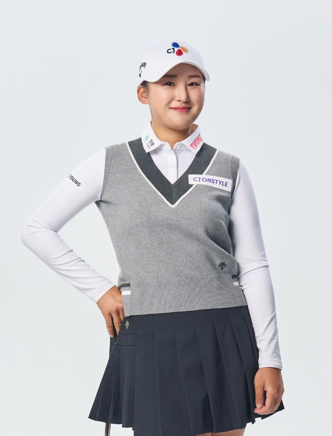 리슈잉 KLPGA 대회 중 티샷하는 모습