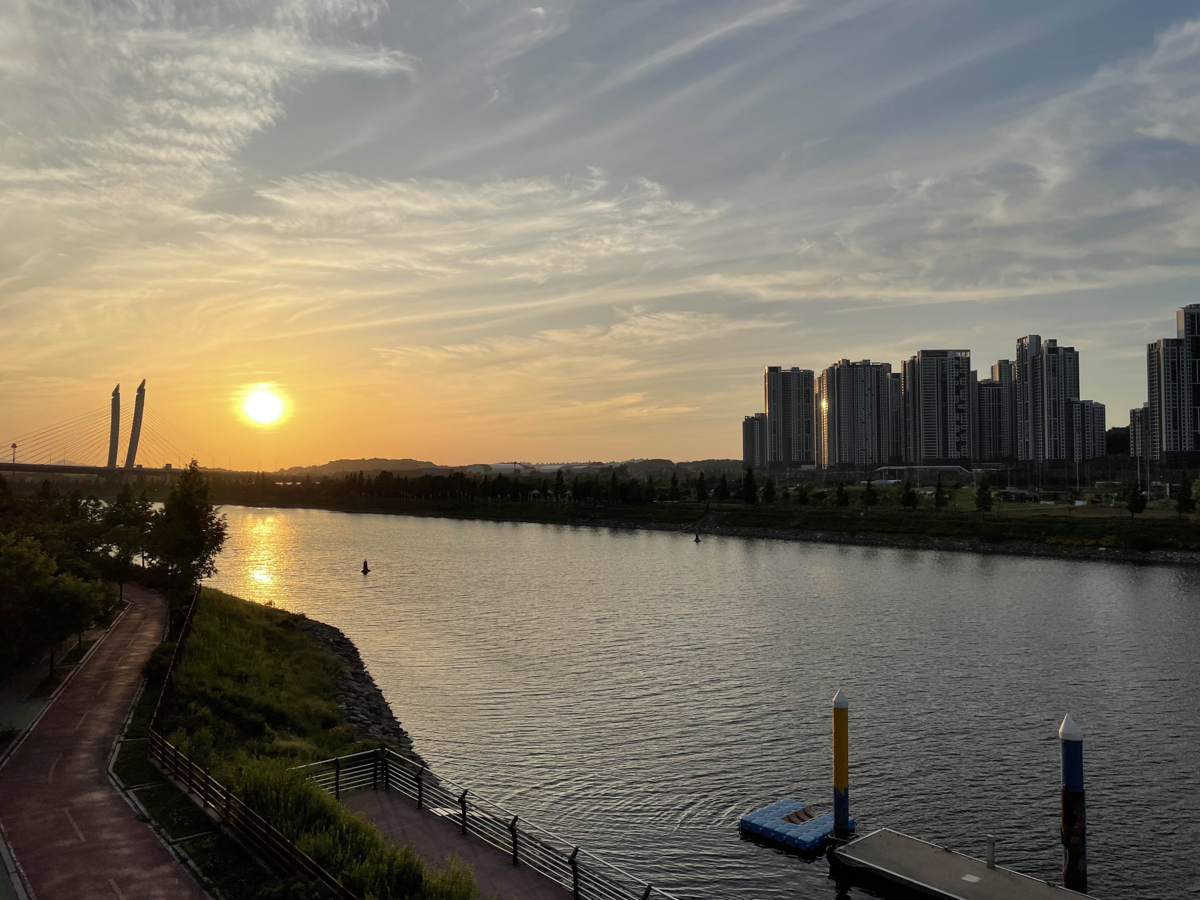 라메르 베이커리에서 바라보는 노을 모습