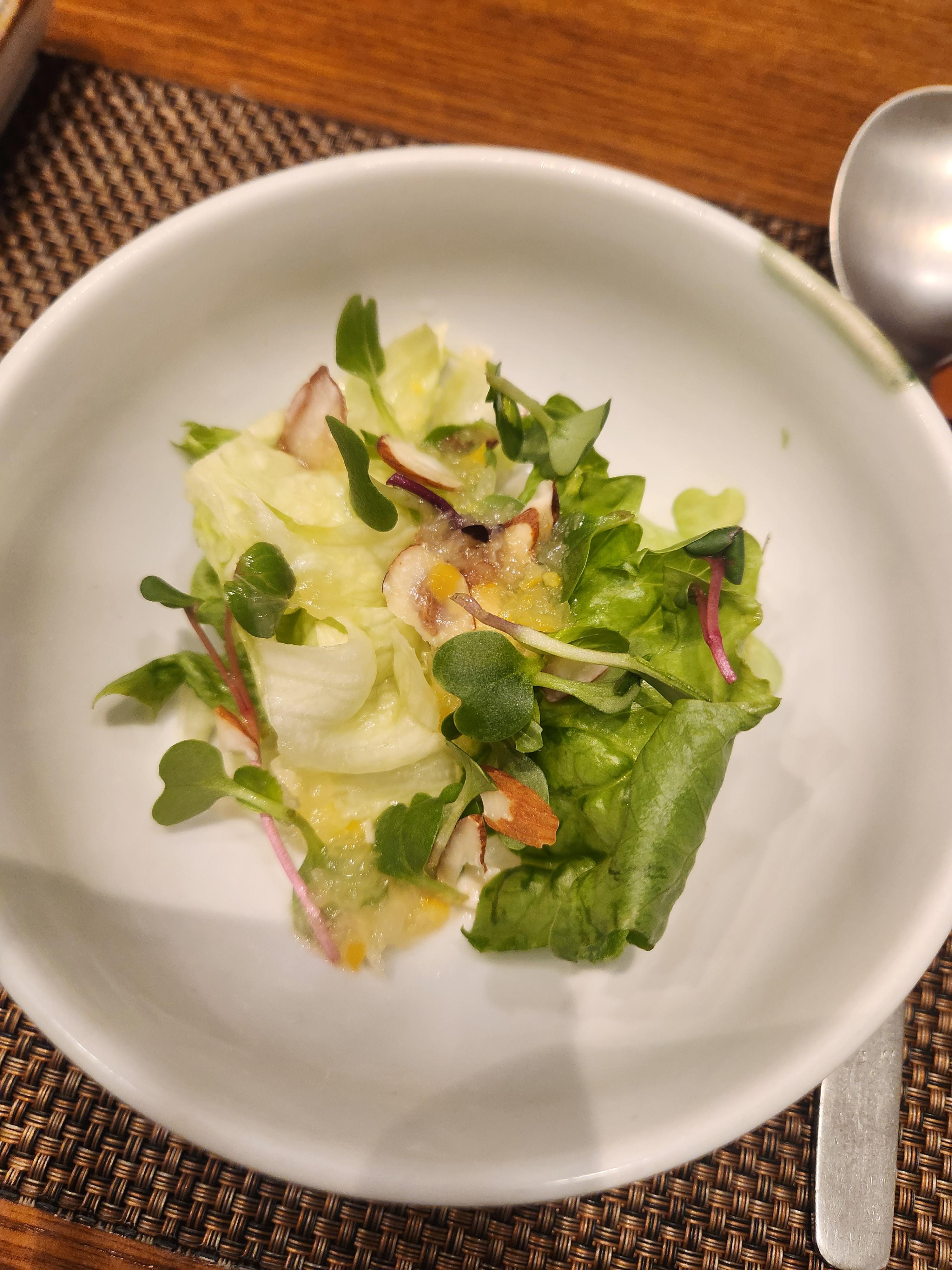 신선한 채소와 새콤한 소스가 곁들여진 가매일식 점심 코스 샐러드