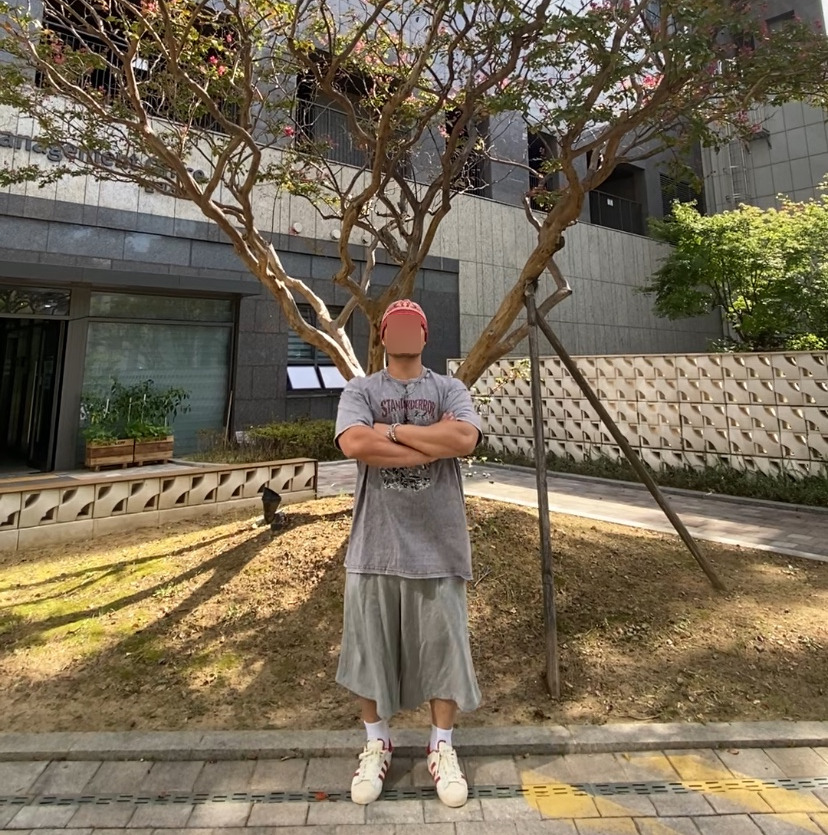 데일리룩('26. 9. 20.)오가프 노르딕패턴 자카드 울 니트 비니, 스탠다드에러 피그먼트 티셔츠, 무신사스탠다드 와이드 버뮤다 팬츠, 갓디스 삭스, 아디다스 슈퍼스타 82레드