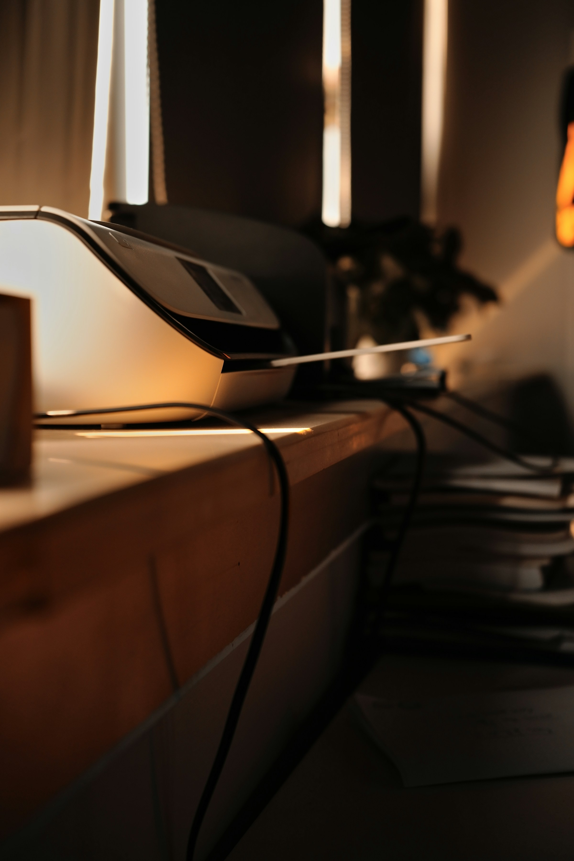 흰 테이블 위에 프린터 본체와 용지 받침 전체가 보이는 Unsplash 자료사진