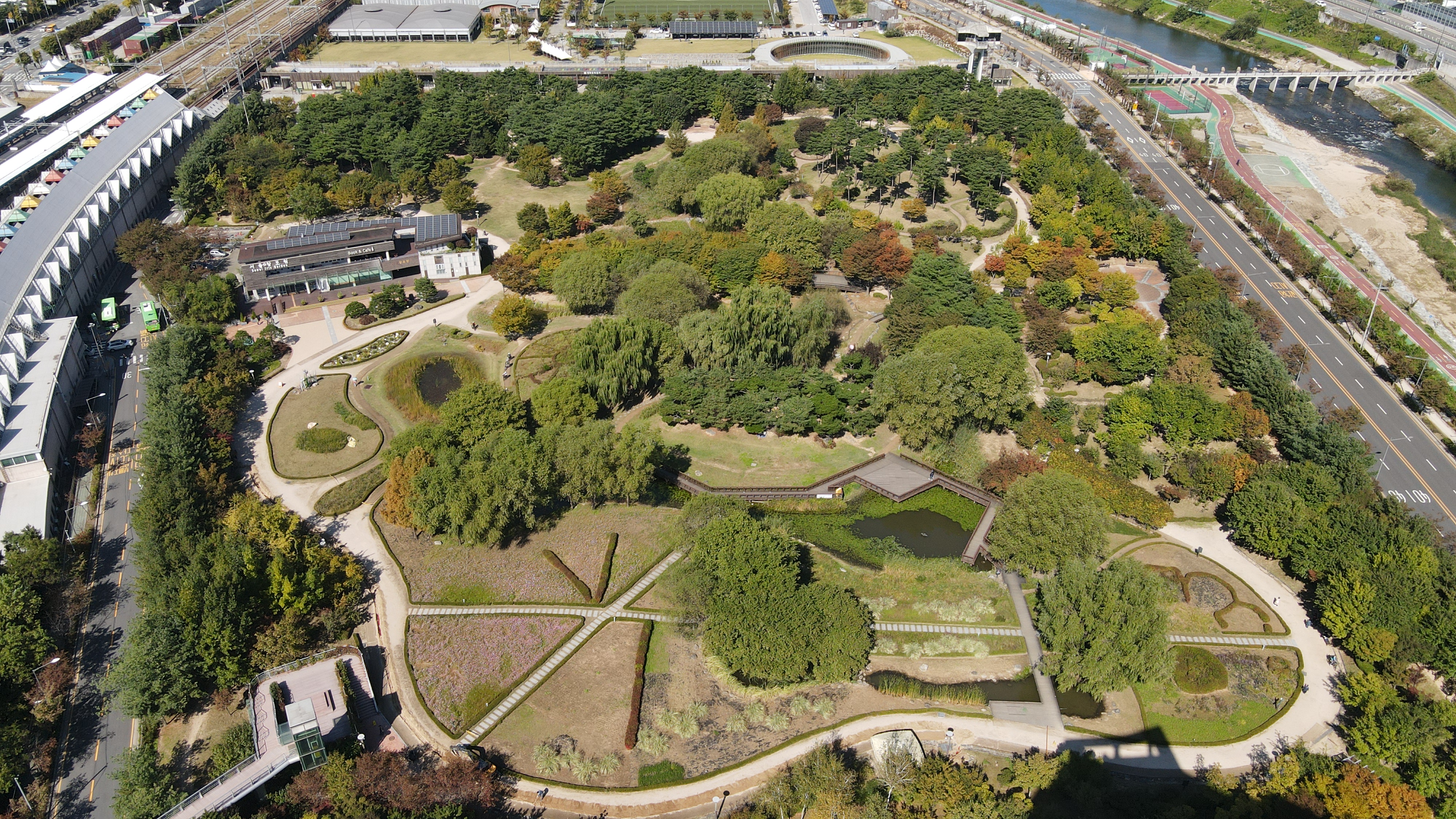 서울 도봉구에 위치한 서울 창포원의 전경을 담은 항공사진