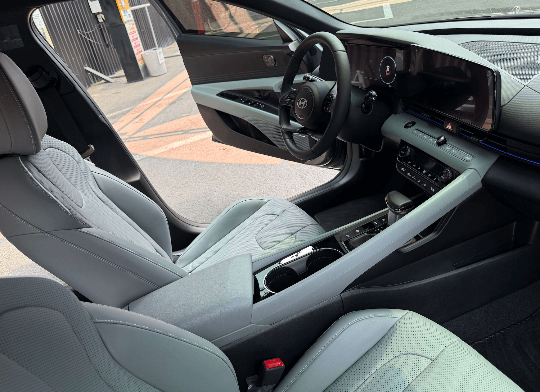 아반떼 CN7 내부