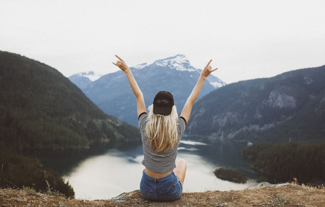 행복하게 기지개 켠 여성의 뒷모습 사진