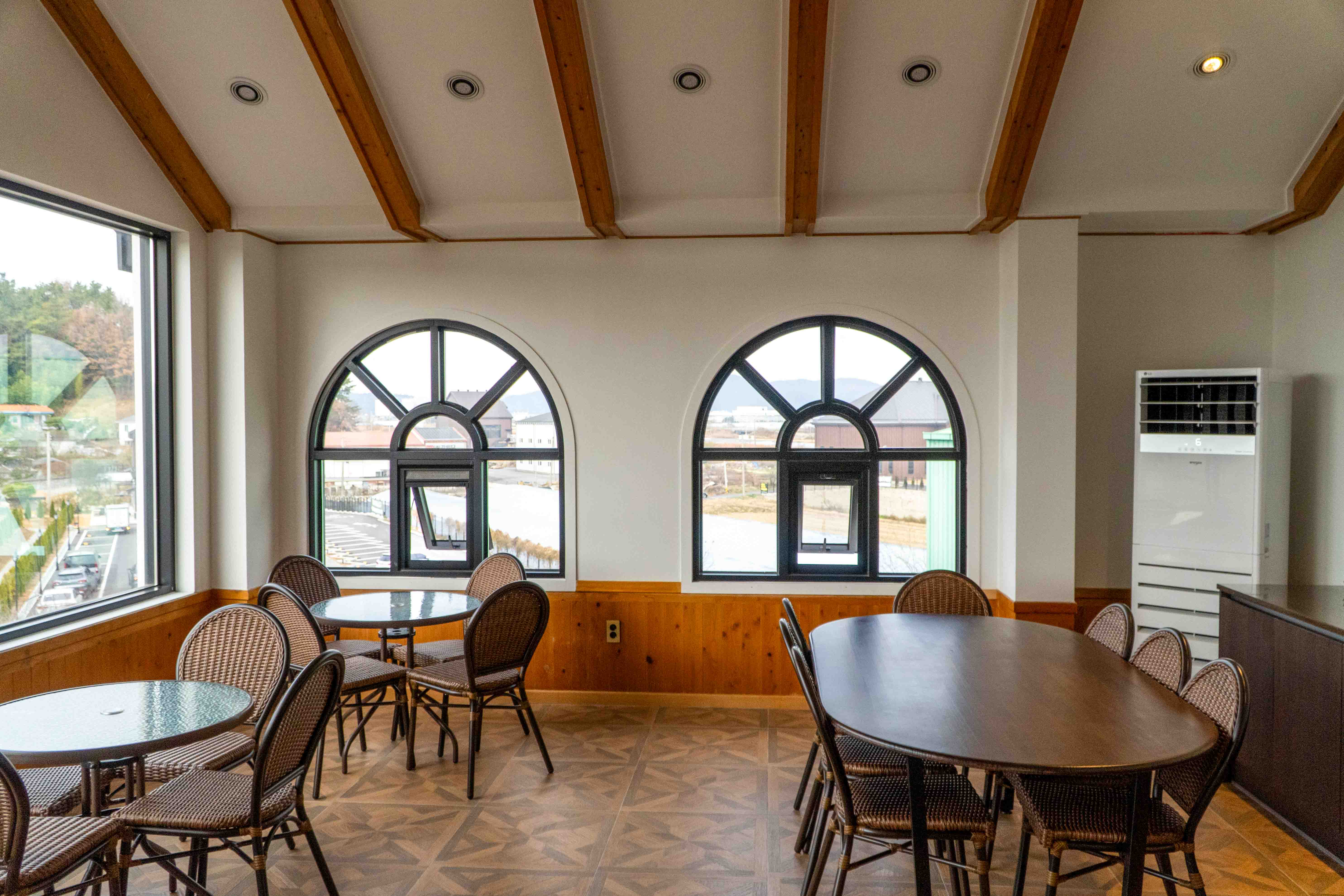 광주 카페 더비 내부