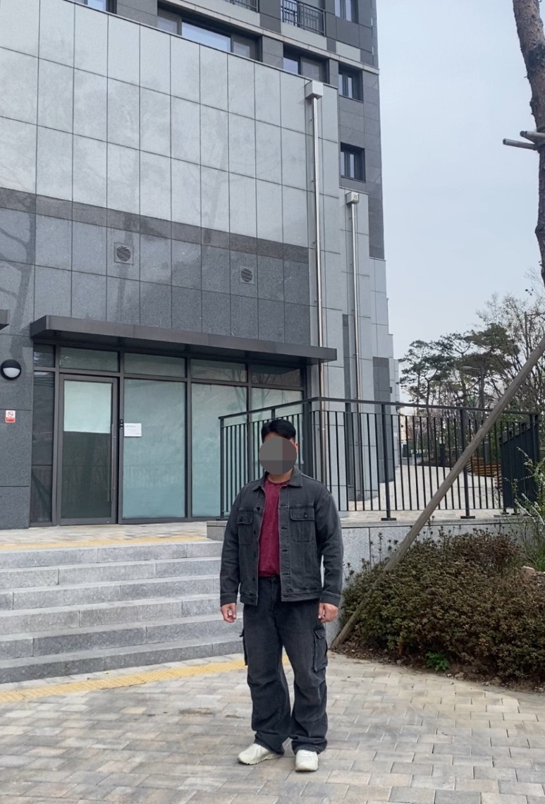 데일리룩(2024. 4. 6.)애드호크 오버핏 워싱 흑청자켓, 빈티지 구제 티셔츠, 디미트리블랙 파라슈트 카고 데님팬츠, 뉴발란스 스니커즈 운동화 MT410SA5 799A35