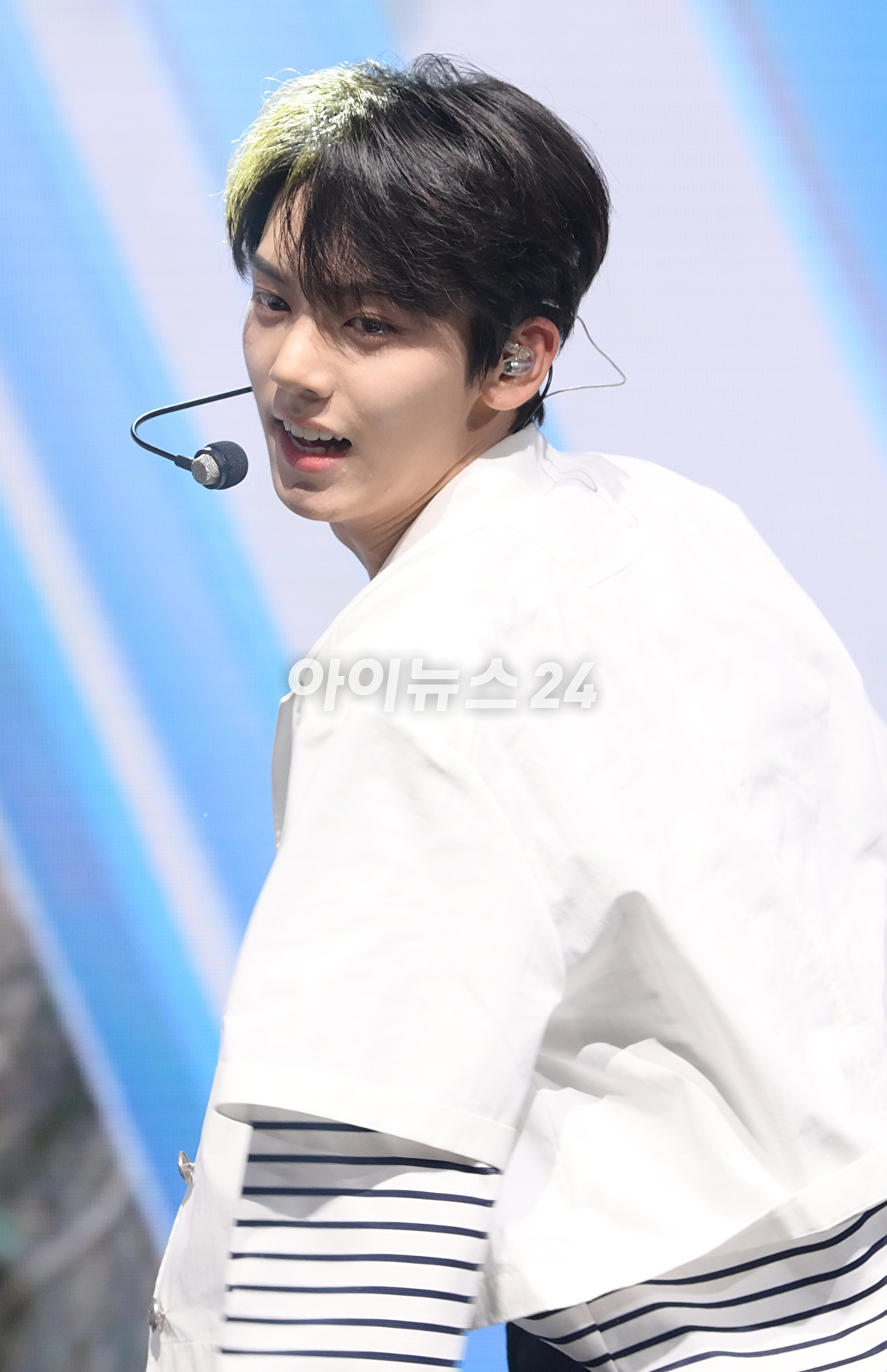 그룹 제로베이스원 한유진이 10일 오후 서울 광진구 광장동 예스24라이브홀에서 열린 제로베이스원(ZEROBASEONE) 데뷔 쇼케이스에서 멋진 무대를 선보이고 있다. [사진=정소희 기자]