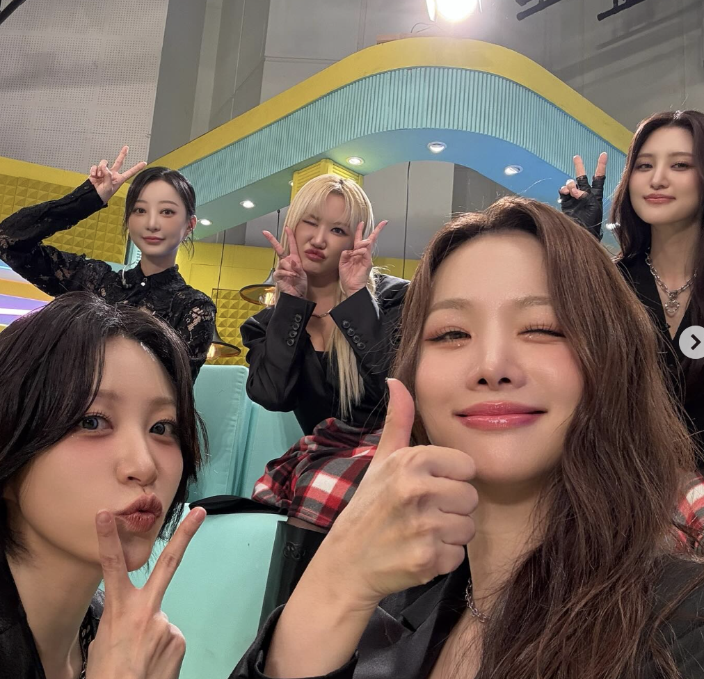 EXID 멤버들과 함께한 가수 솔지 모습