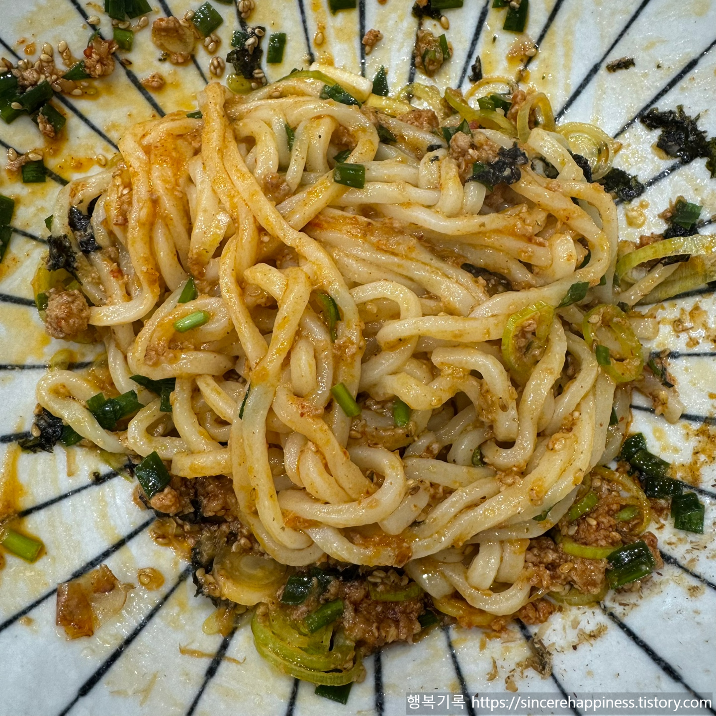 향긋한 바질 페스토 소스와 고기 민찌에 먹음직스럽게 비벼진 통통한 우동면