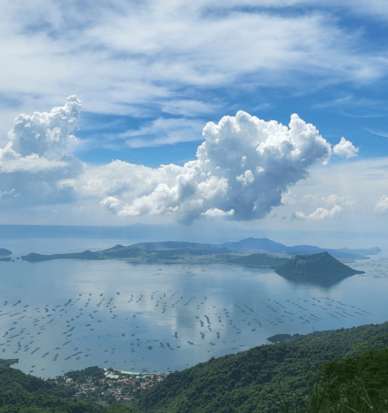 타알화산이 보이는 스타벅스전경