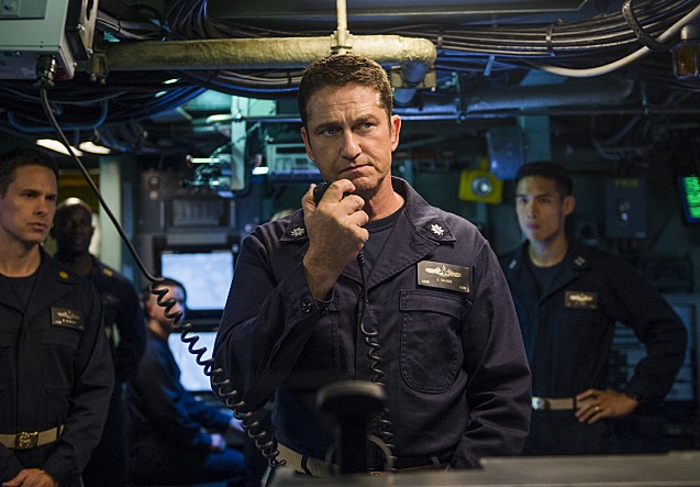 캡틴인 제라드 버틀러가 마이크를 들고 승조원들을 향해 이야기 하고 있다.