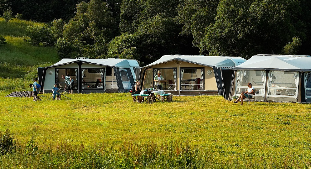 야외 캠핑장 텐트 가족들