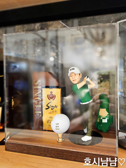 투명케이스안에 들어간 피규어 사진