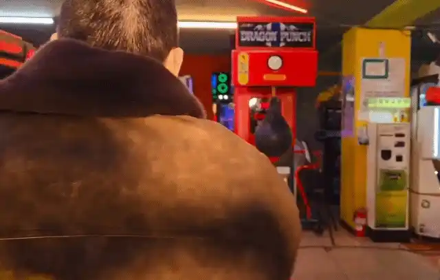 배우 마동석이 펀치 기계를 친 모습으로 9664점이 나왔음