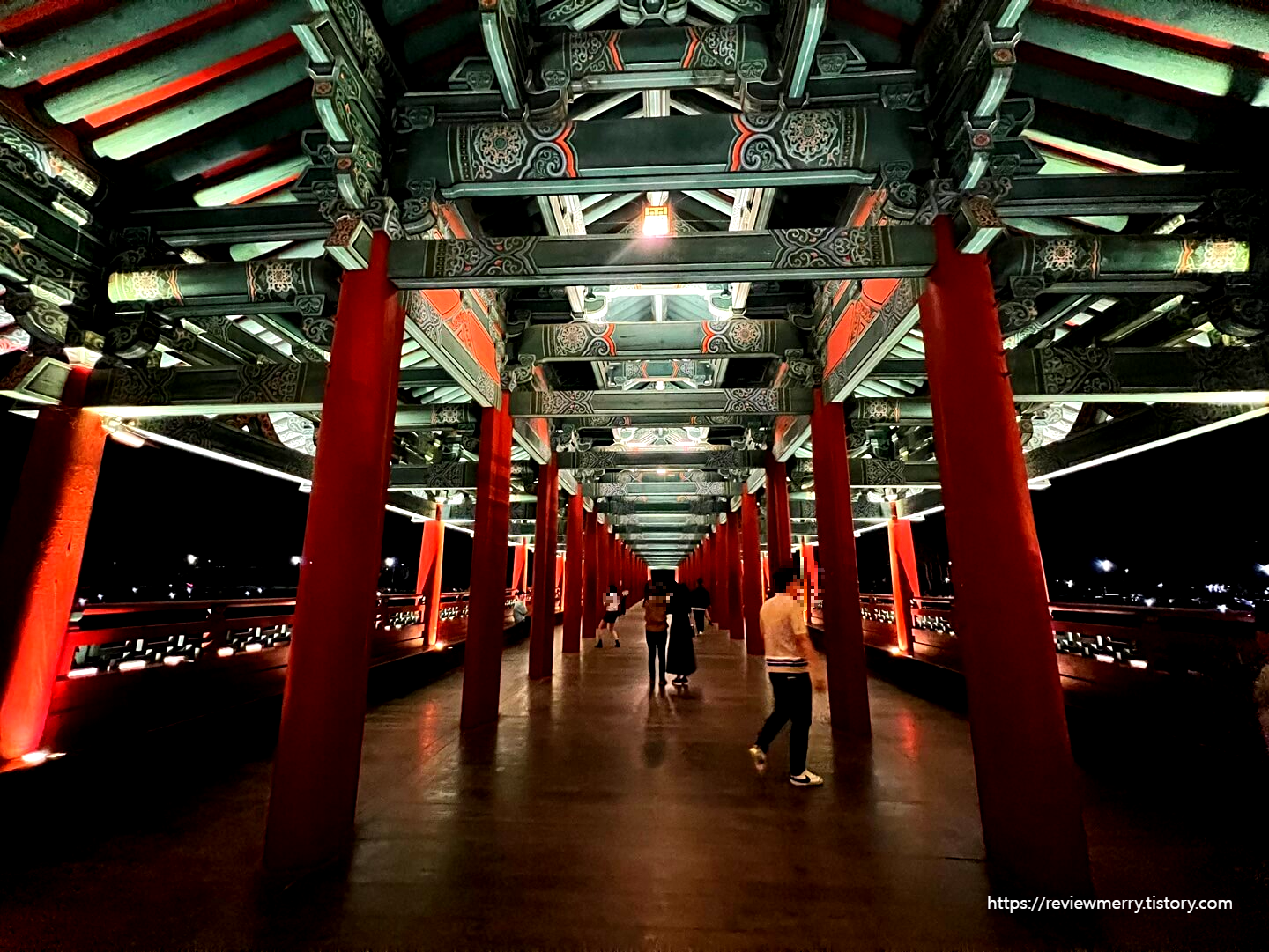 월정교 밤 내부