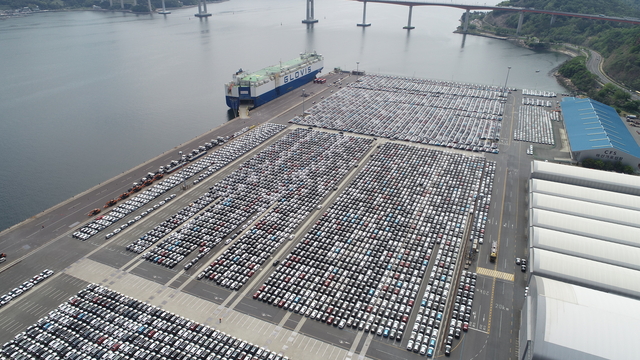 한국GM 창원공장 쉐보레 트랙스 크로스오버 수출 1위의 비결: 100% 자동화와 글로벌 허브 전략 분석