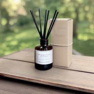 테이블위에 올려진 디퓨저사진