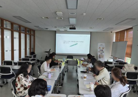 수업 후 활동으로 그림과 글쓰기 참여