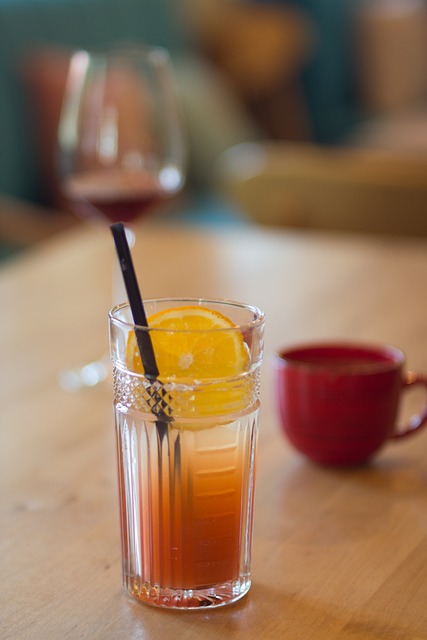 투명 유리잔에 담긴 귤 에이드