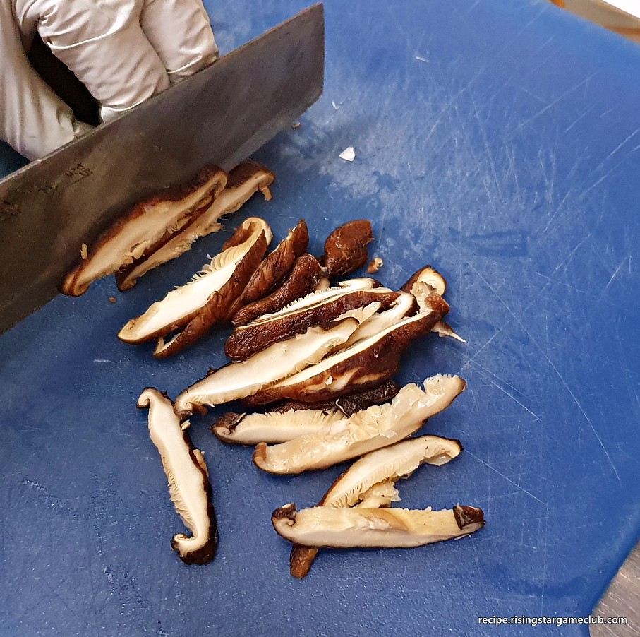 잡채에 들어갈 표고버섯을 편으로 썰어주는 사진