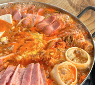 일월부대찌개 &ndash; 재료 풍성! 현지인이 인정한 진한 부대찌개 맛집