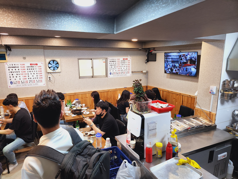 사람이_가득한_실내