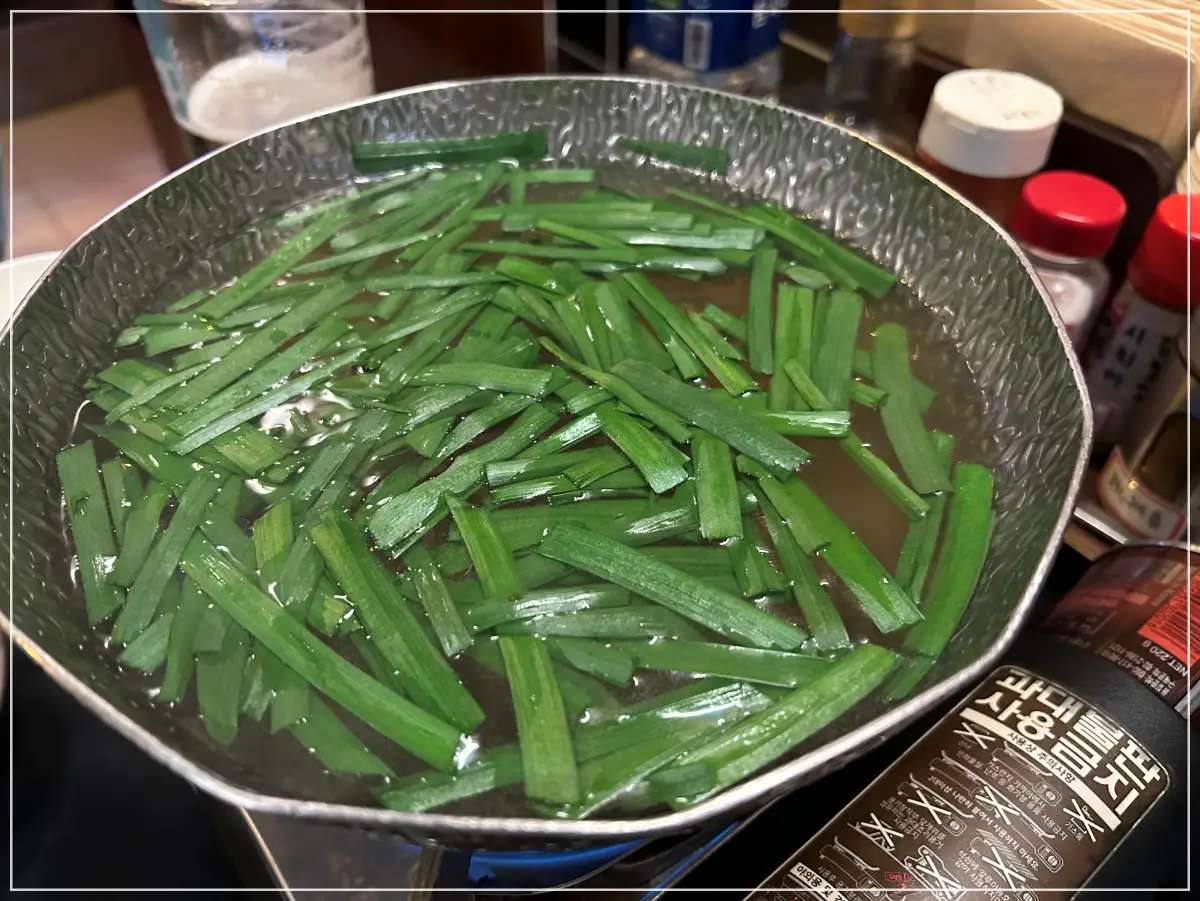 수유역-계원-닭-중-세트-닭샤브샤브-부추올려진-탕