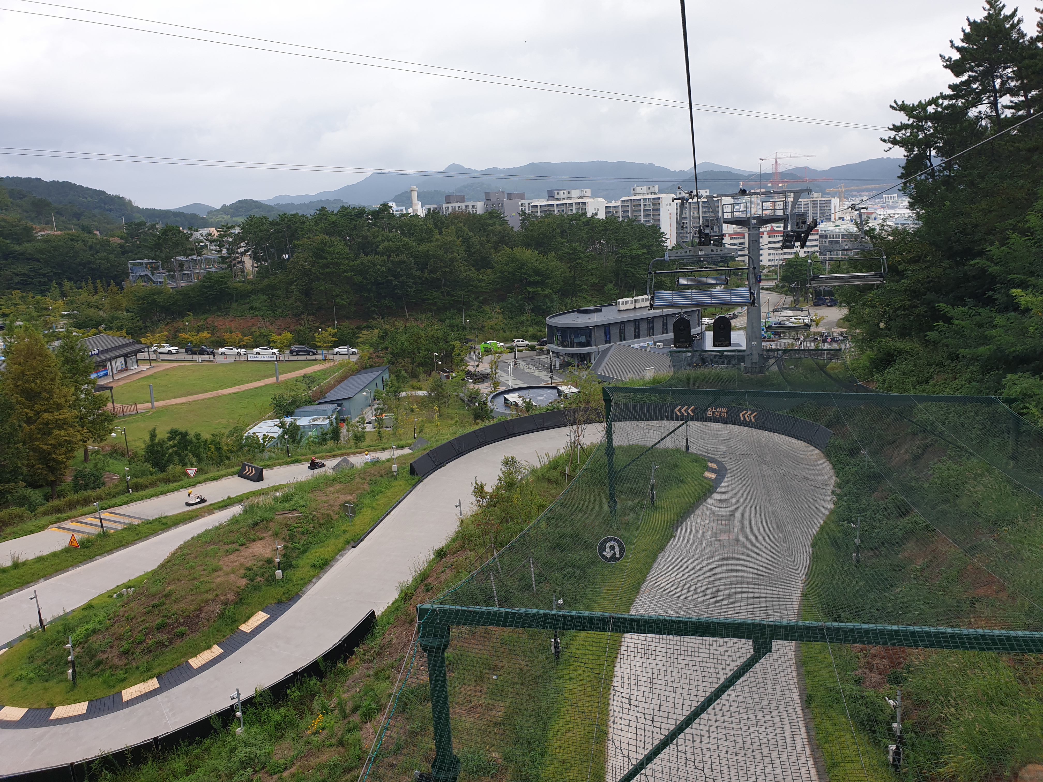 루지를 타는 도로, 시간의 흐름을 상징