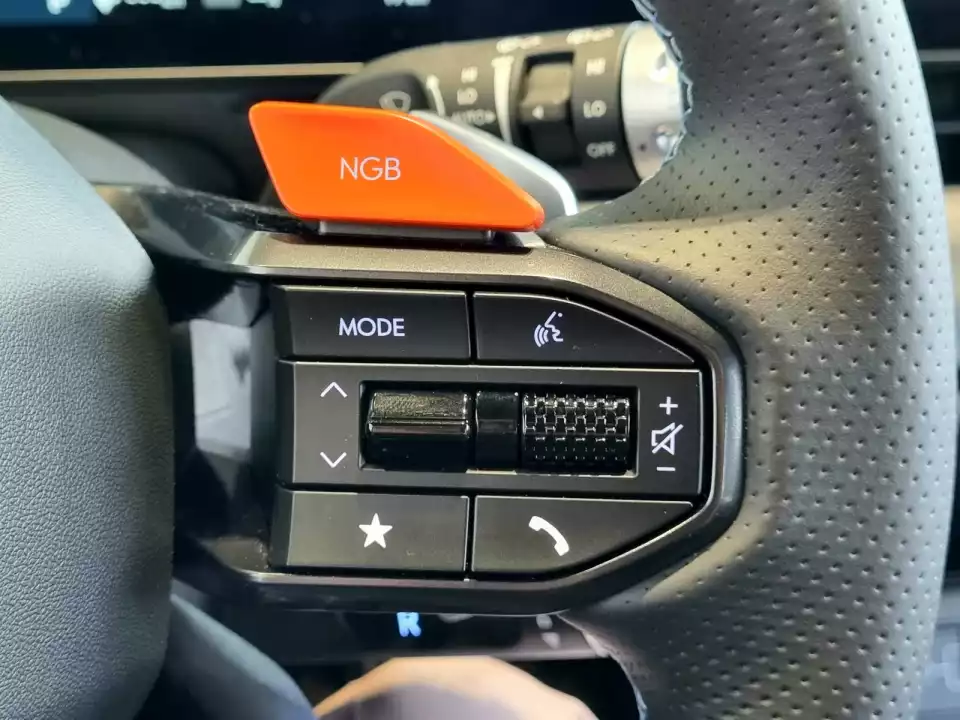 아이오닉 5 N의 NGB 버튼은 운전대 오른쪽에 있습니다.