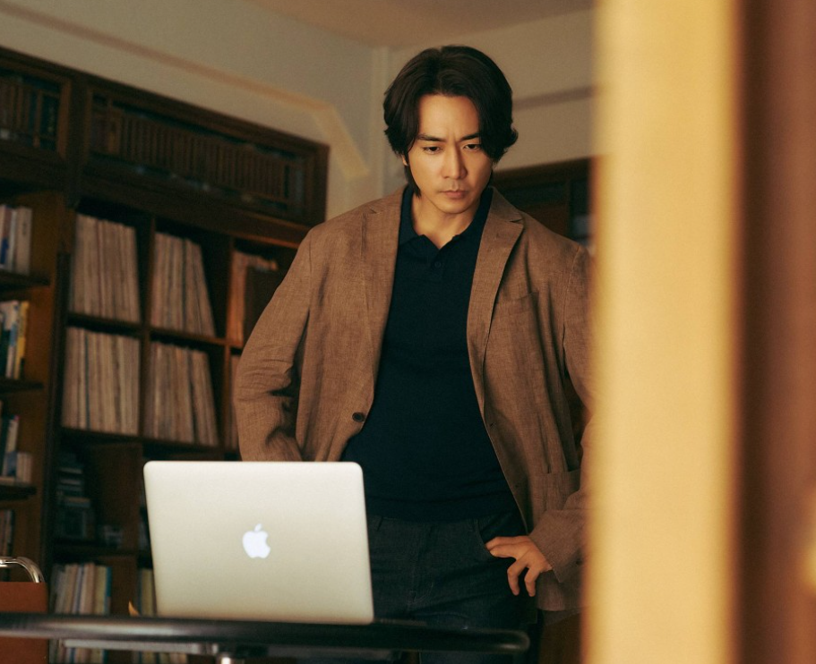 영화 히든페이스 수연의 영상메세지를 확인하는 성진