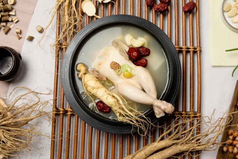 2026년 7월 10일부터 12일까지 금산세계인삼엑스포 광장에서 금산 삼계탕축제가 열린다. 삼계탕, 인삼·약초 체험, 물놀이, 야간 공연까지 함께 즐길 수 있다