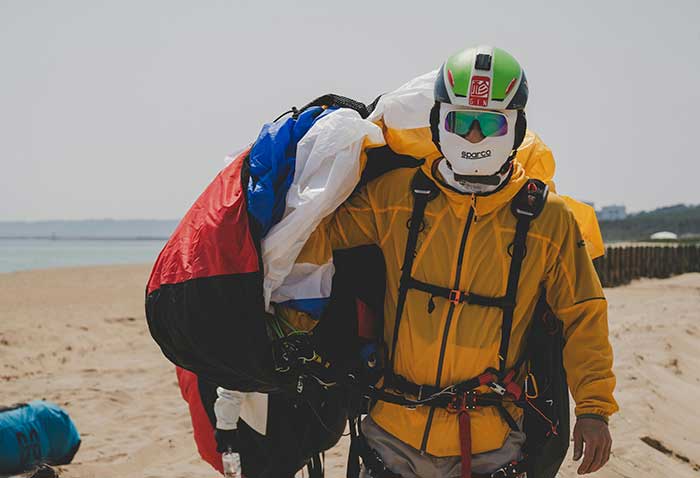 낙하산 착륙 모습 이미지