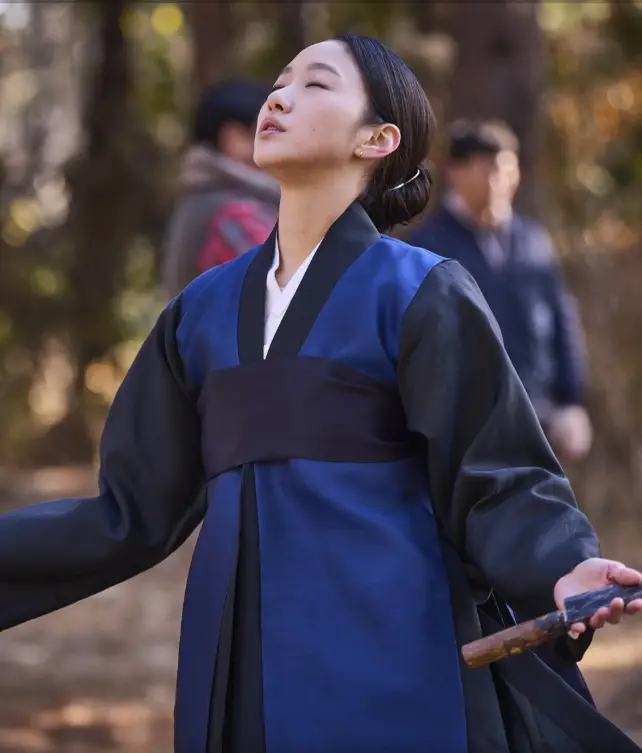 파묘- 파란 무당복을 입근 김고은이 두눈을 감고 하늘을 바라보며 읊조리는 모습