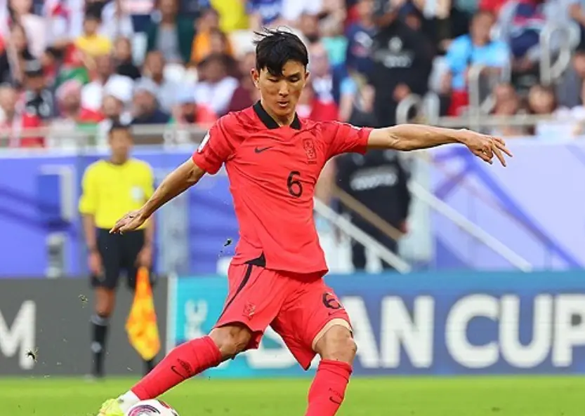 태국전- 축구그라운드에서 공을 차는 대한민국 대표선수