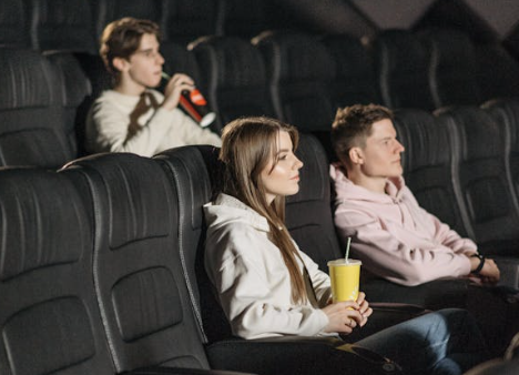 퇴근 후 영화 보는 직장인