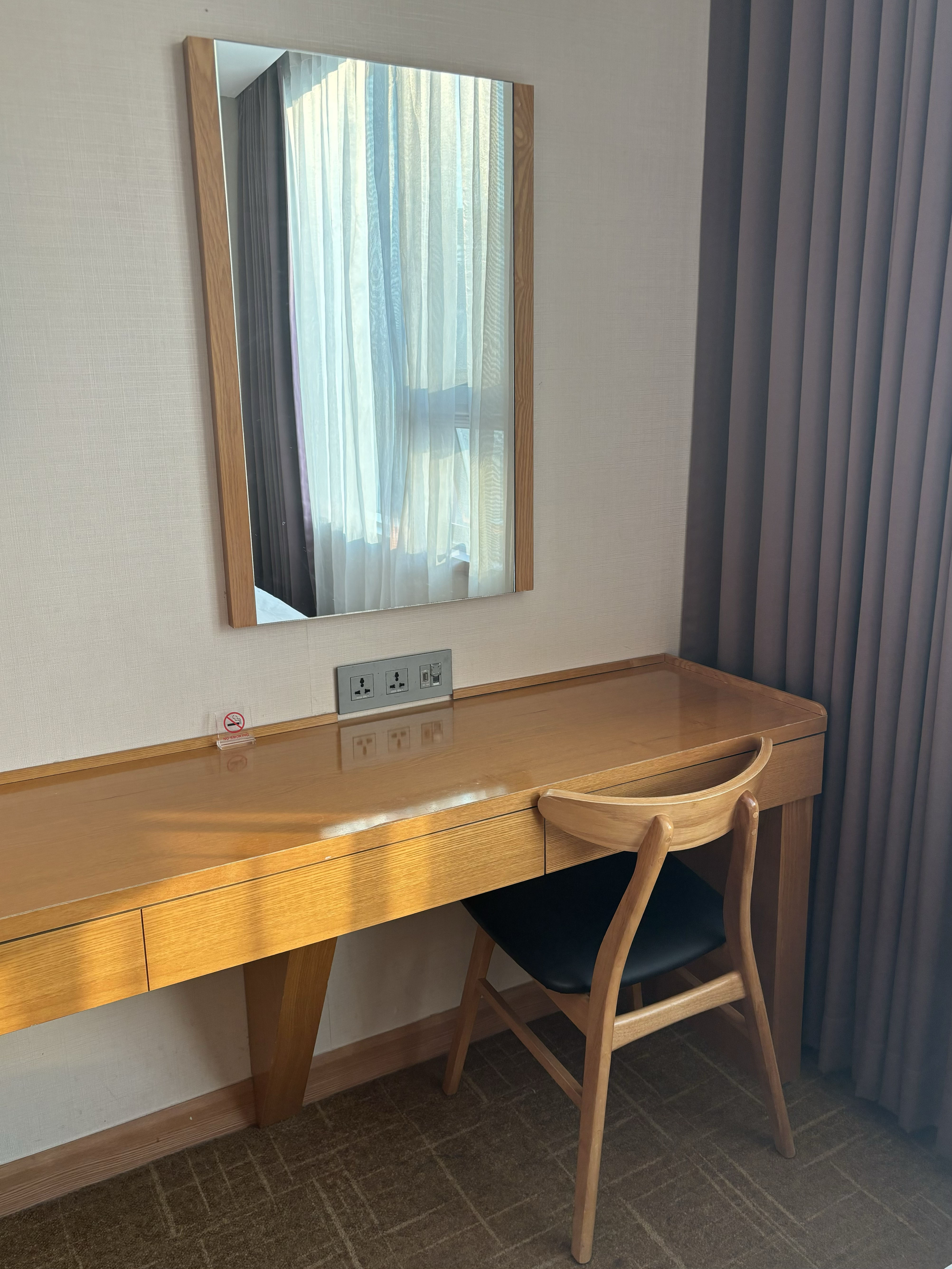 맞은편 테이블의 모습