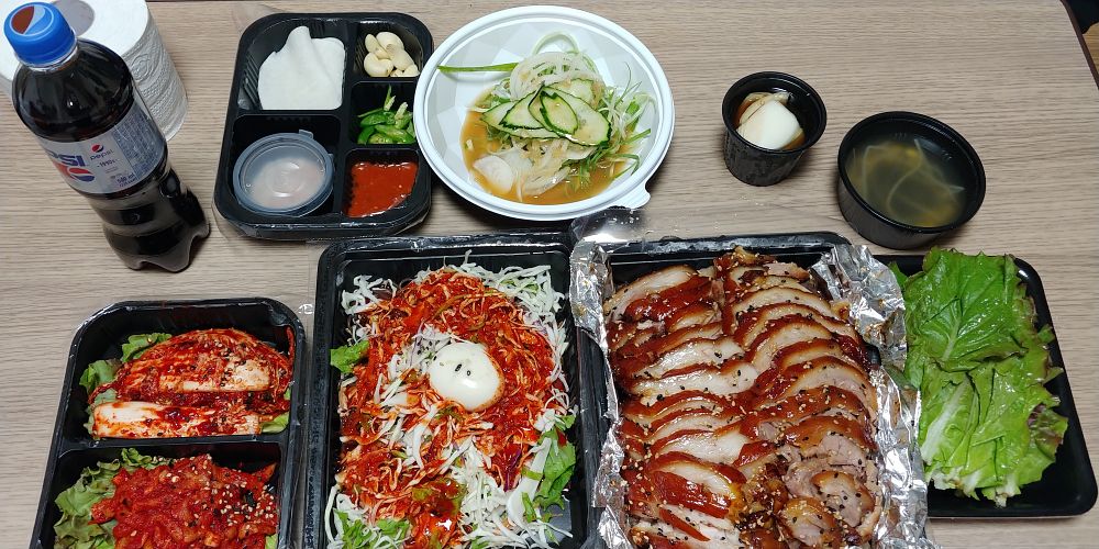 족발-쟁반국수-야채-김치-등-족발-세트가-있다